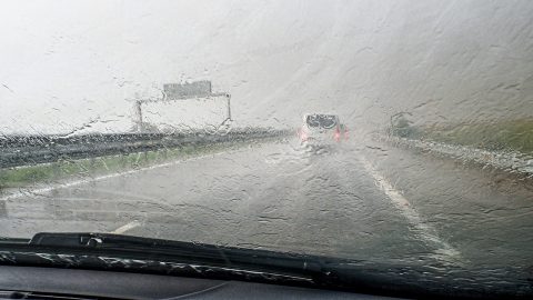 Zivatar látványa egy autóból