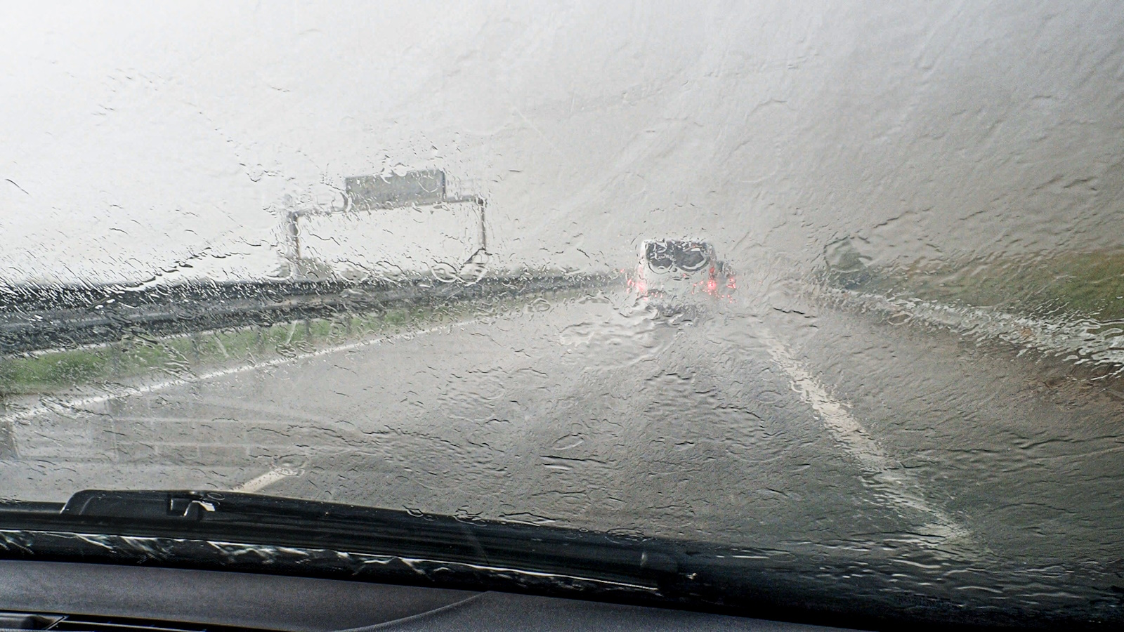 Zivatar látványa egy autóból