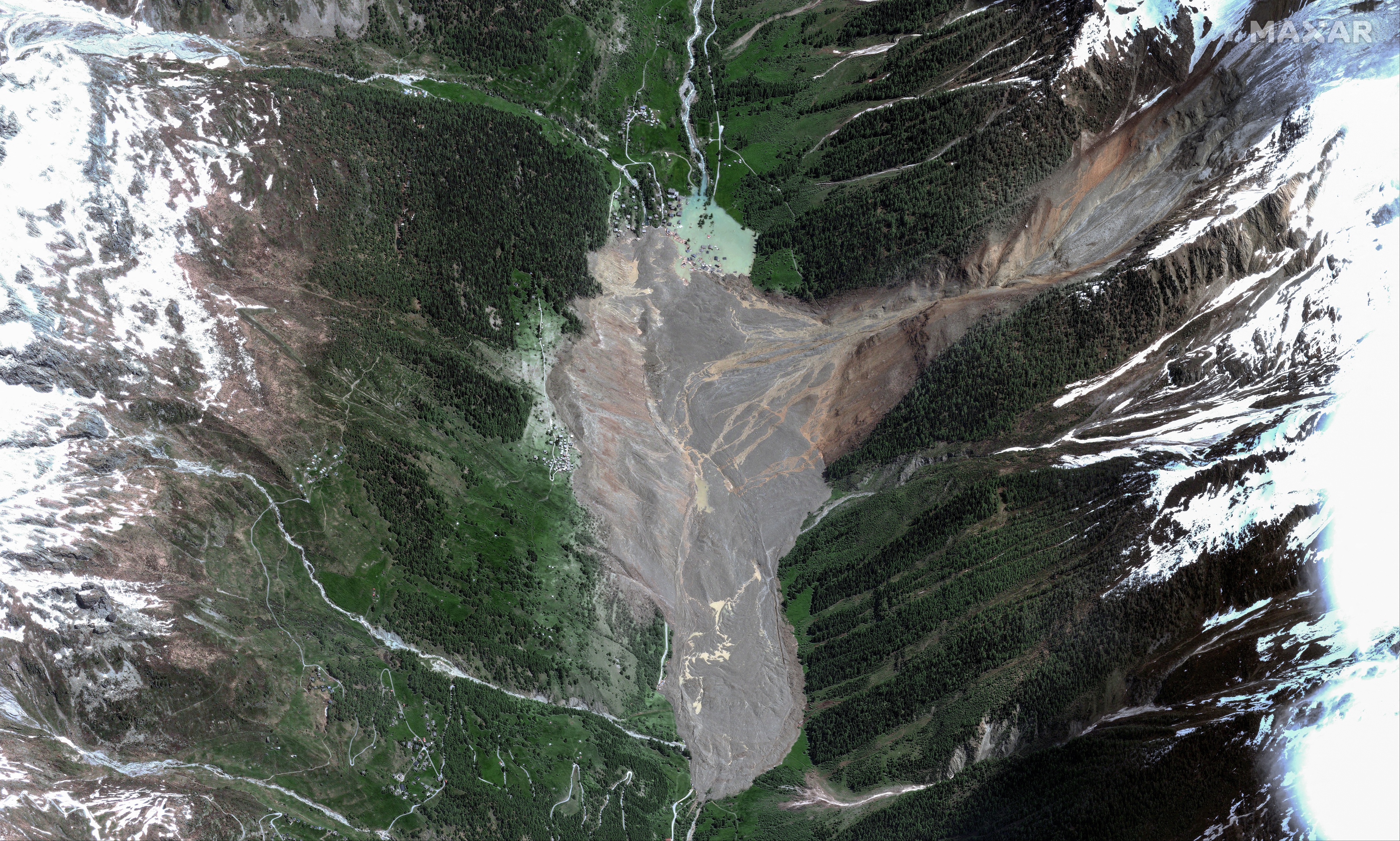 blatten, földcsuszamlás, fotó, műholdfelvétel