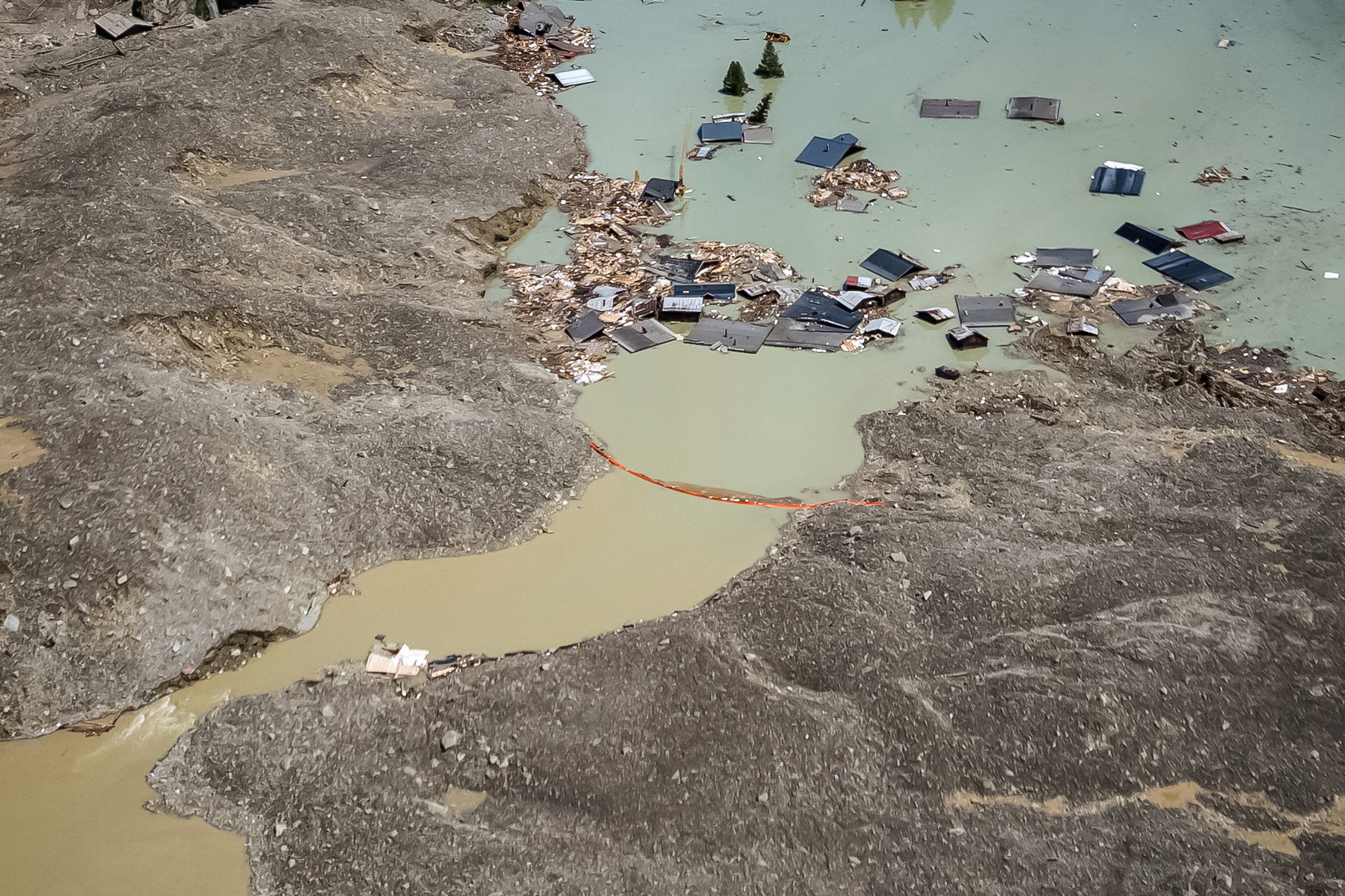 blatten, földcsuszamlás, fotó, műholdfelvétel