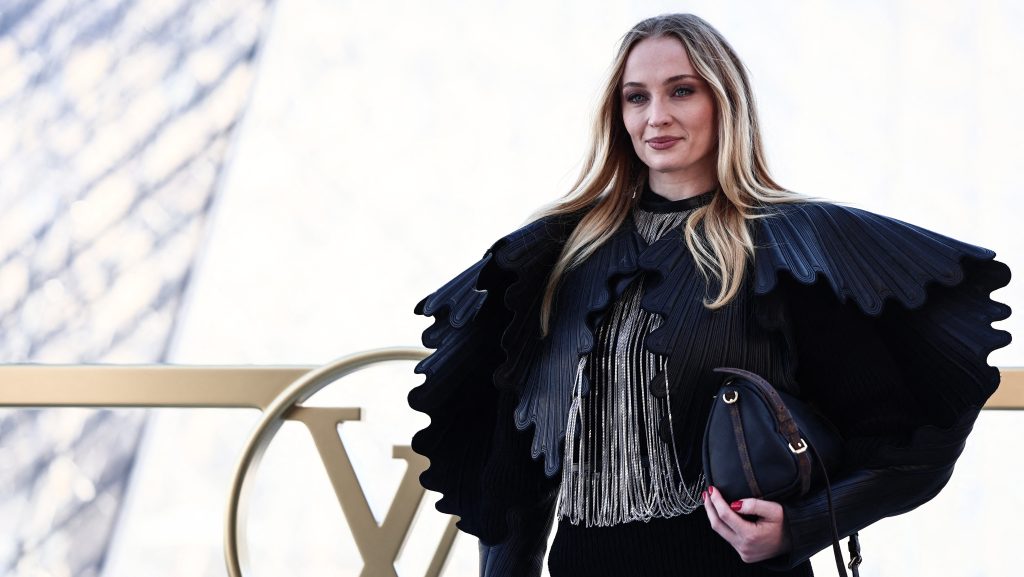 Megsérült Sophie Turner, leállt a Tomb Raider forgatása