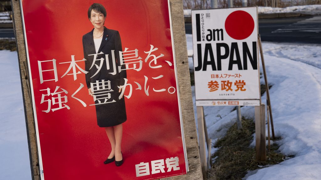 Tűzzel játszik Japán új miniszterelnöke, amikor elődje gazdaságpolitikájának folytatását ígéri