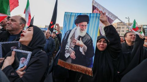Ali Hamenei képét tartó nők