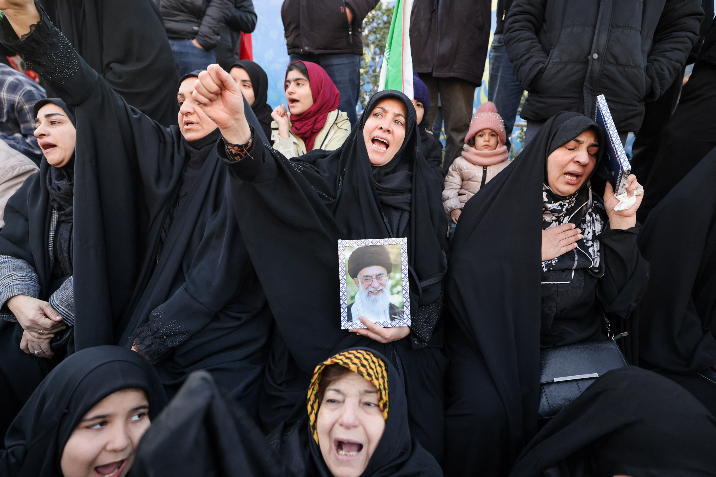 Az iráni legfőbb vezetőt gyászolják Teheránban.
