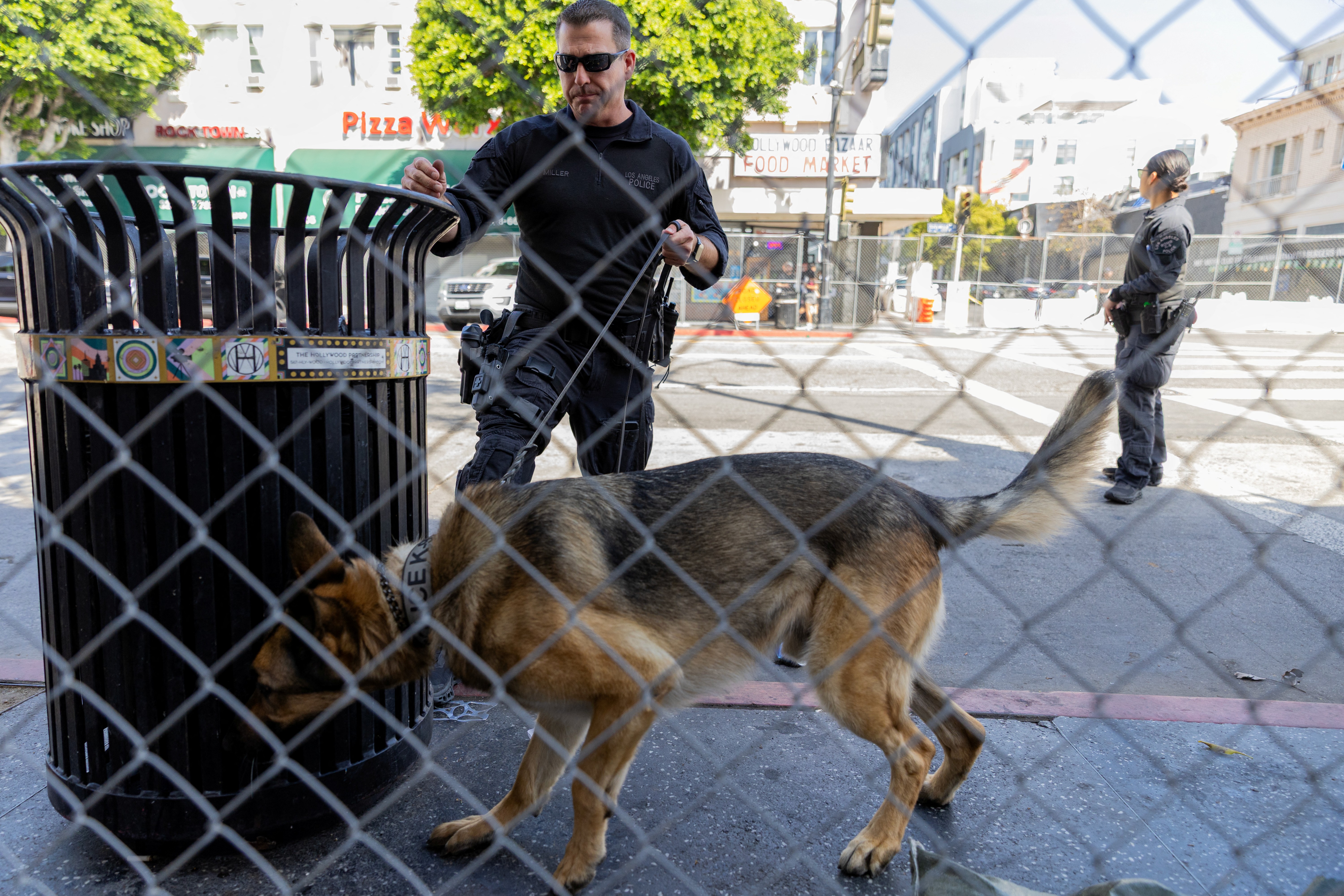Fémdetektorok és rendőrkutyák: így néz ki az iráni fenyegetés miatt elrendelt fokozott biztonság 2