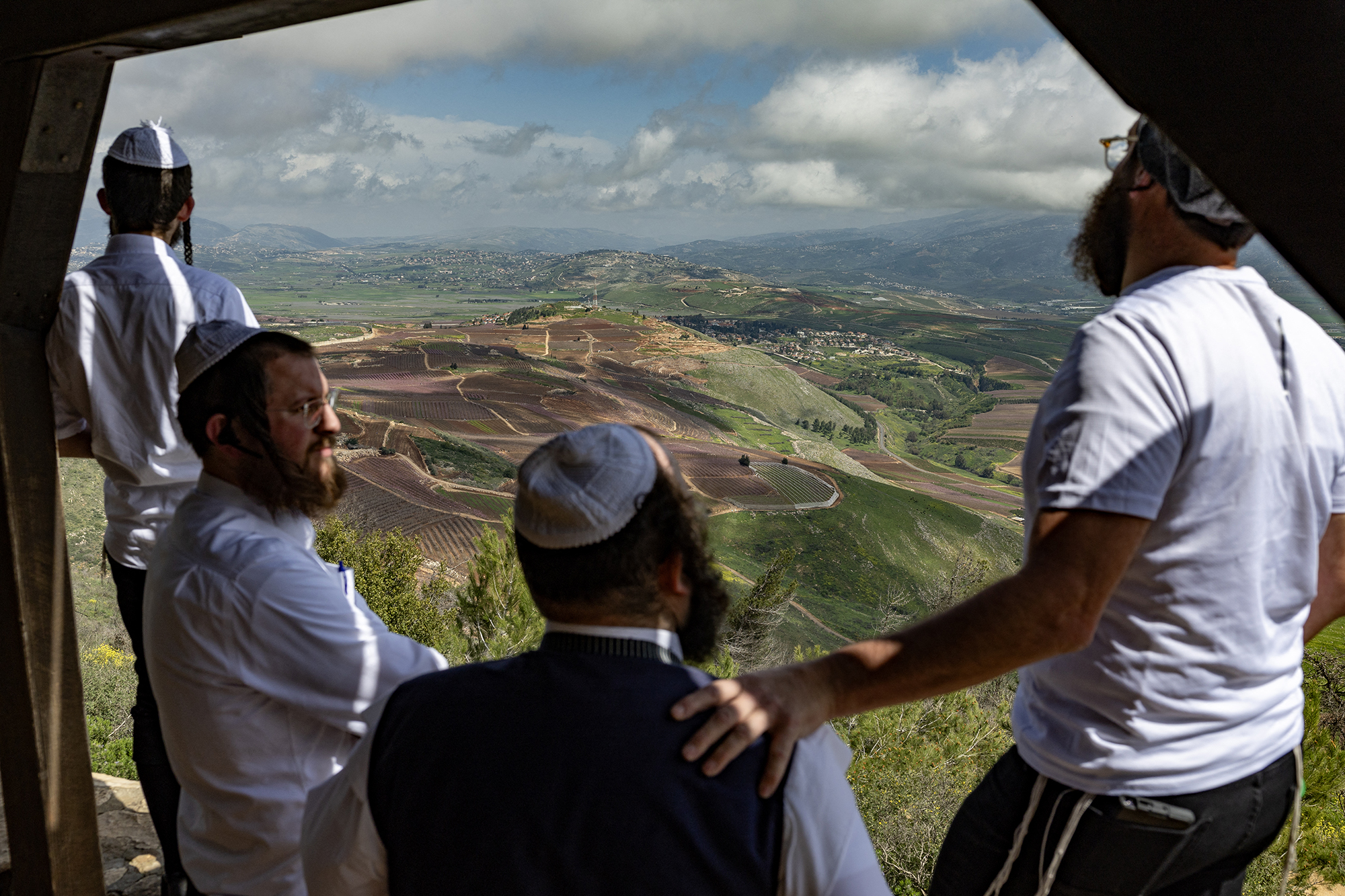 Ultraortodox zsidó férfiak az Izrael–Libanon határ mentén 2026. március 19-én.