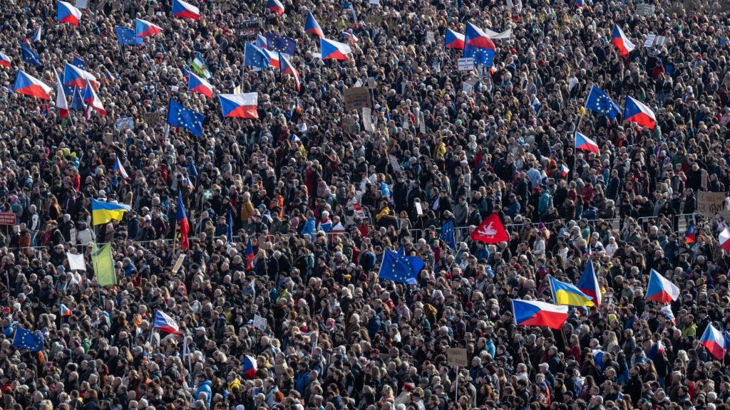 Többszázezren tüntettek az Orbán-barát Babis ellen Prágában