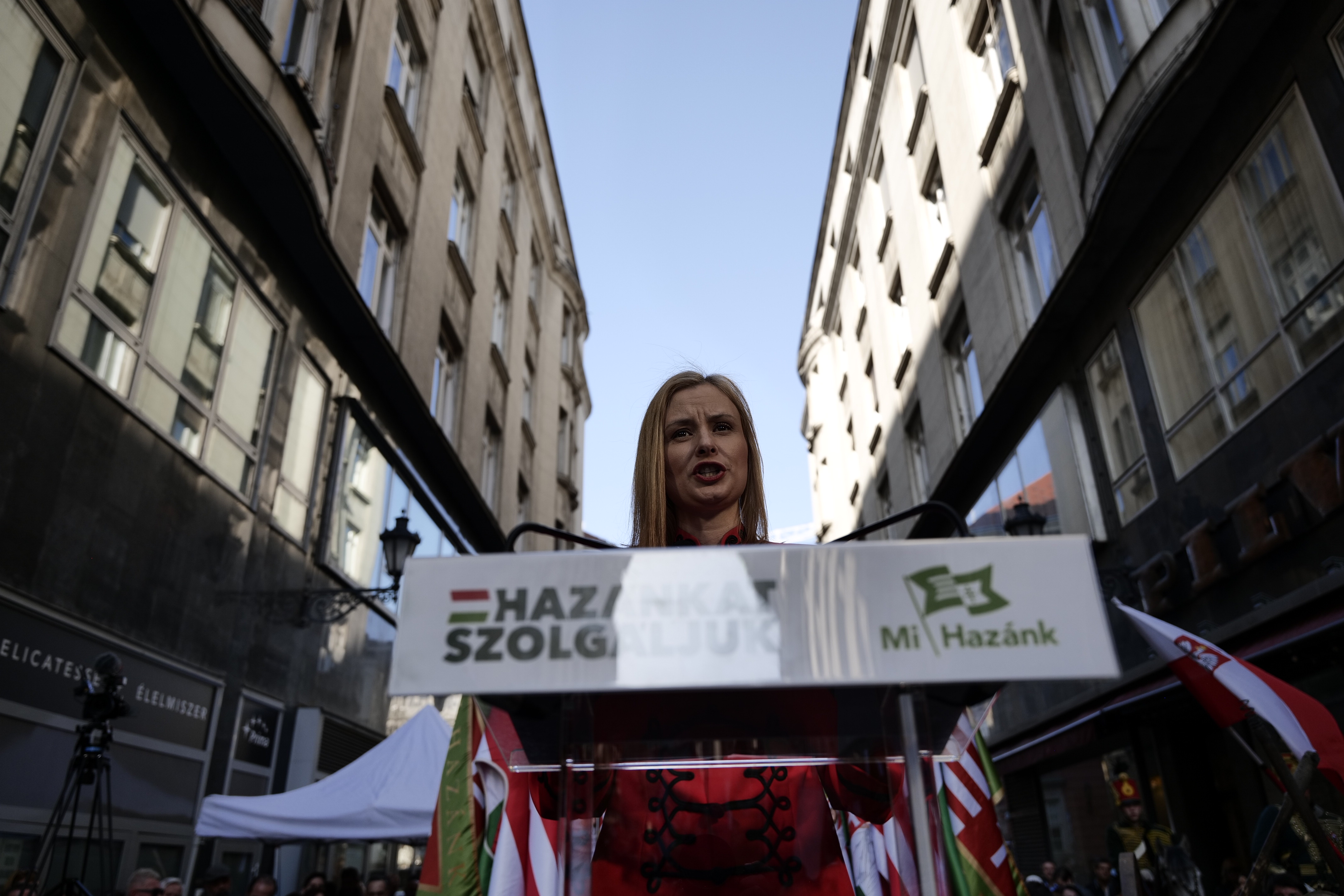 Tele a Hősök tere és az Andrássy út is a tiszás tömeggel – percről percre a március 15-ei események 1