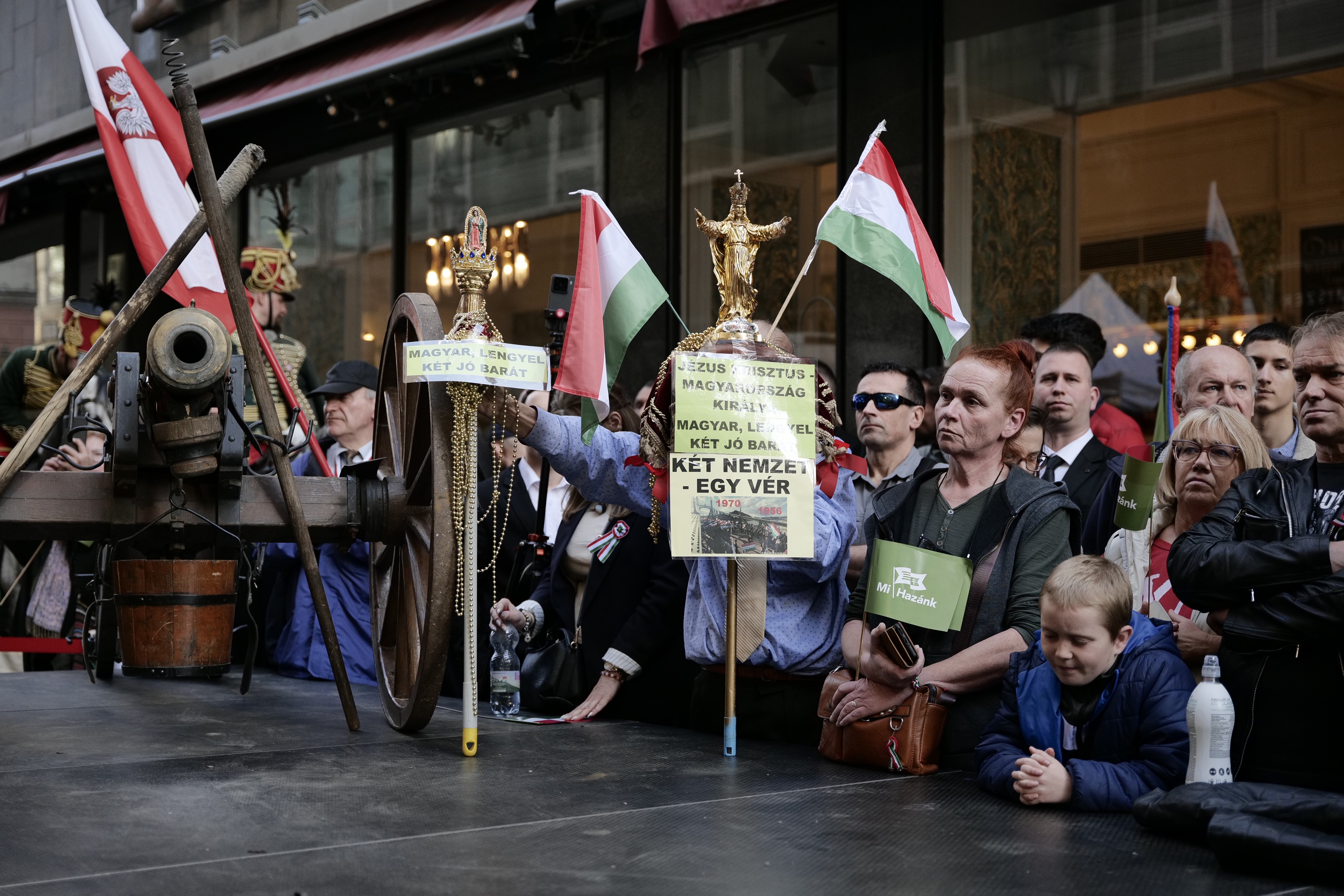 Tele a Hősök tere és az Andrássy út is a tiszás tömeggel – percről percre a március 15-ei események 3