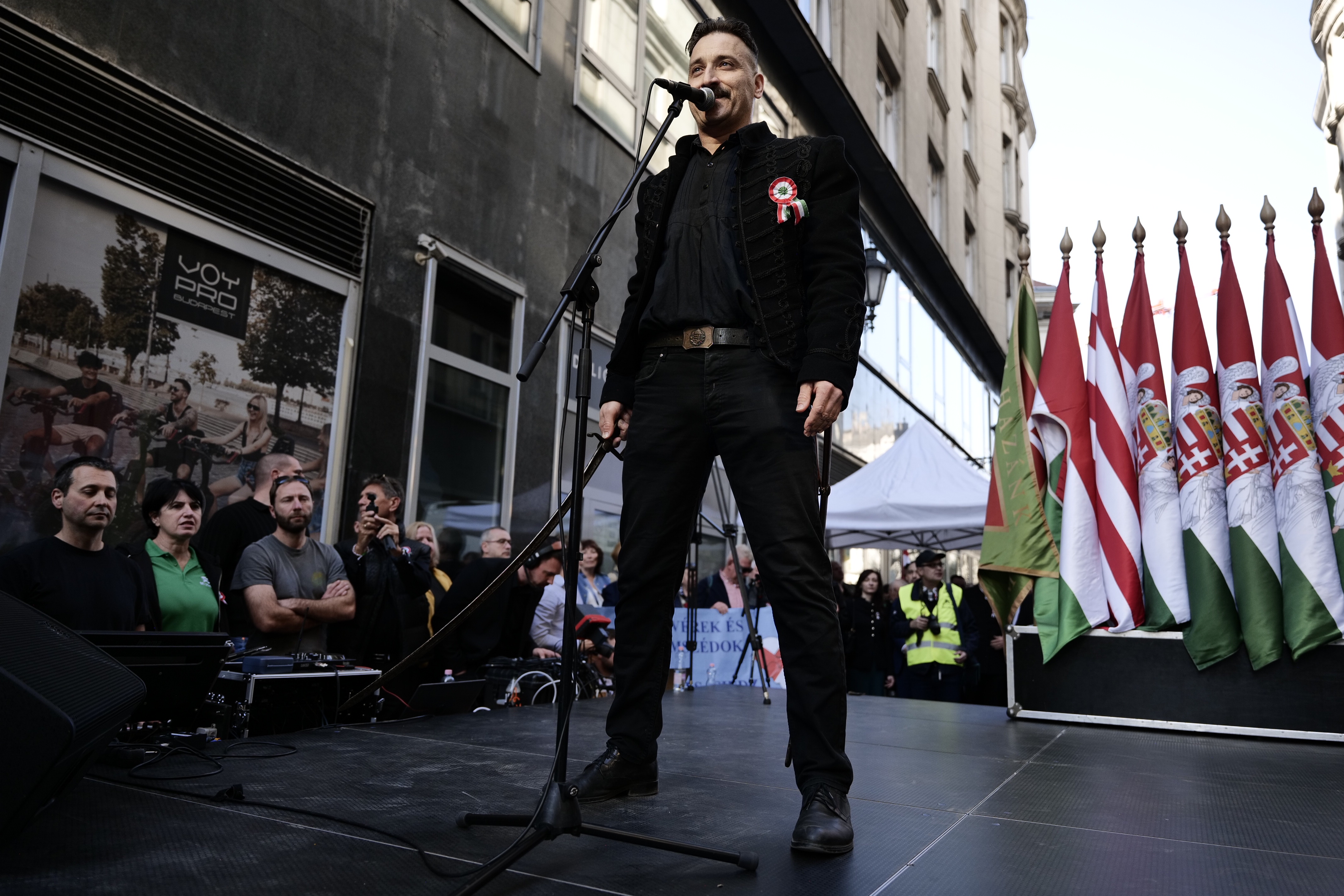 Tele a Hősök tere és az Andrássy út is a tiszás tömeggel – percről percre a március 15-ei események 2