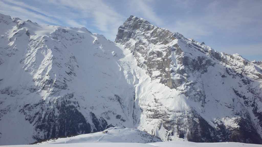 Lezuhant egy sífelvonó kabinja Svájcban