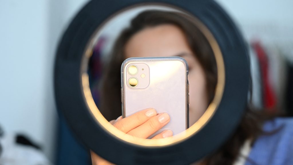 Fejéhez kapott, segítségért kiáltott, majd élő adásban meghalt egy kínai tartalomgyártó