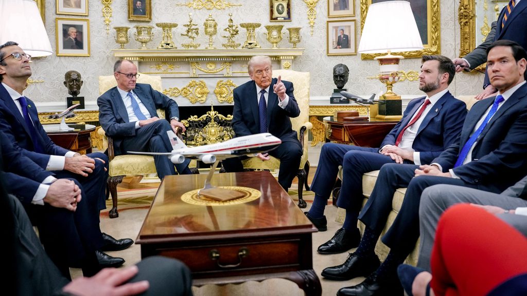 Miért hordanak méretekkel nagyobb cipőt Trump emberei?