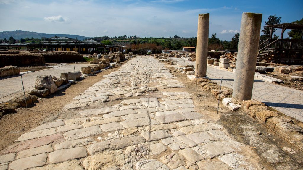 Izraelben műemlék-fosztogatókat fogtak, a rendészeknek velük együtt kellett óvóhelyre menekülni