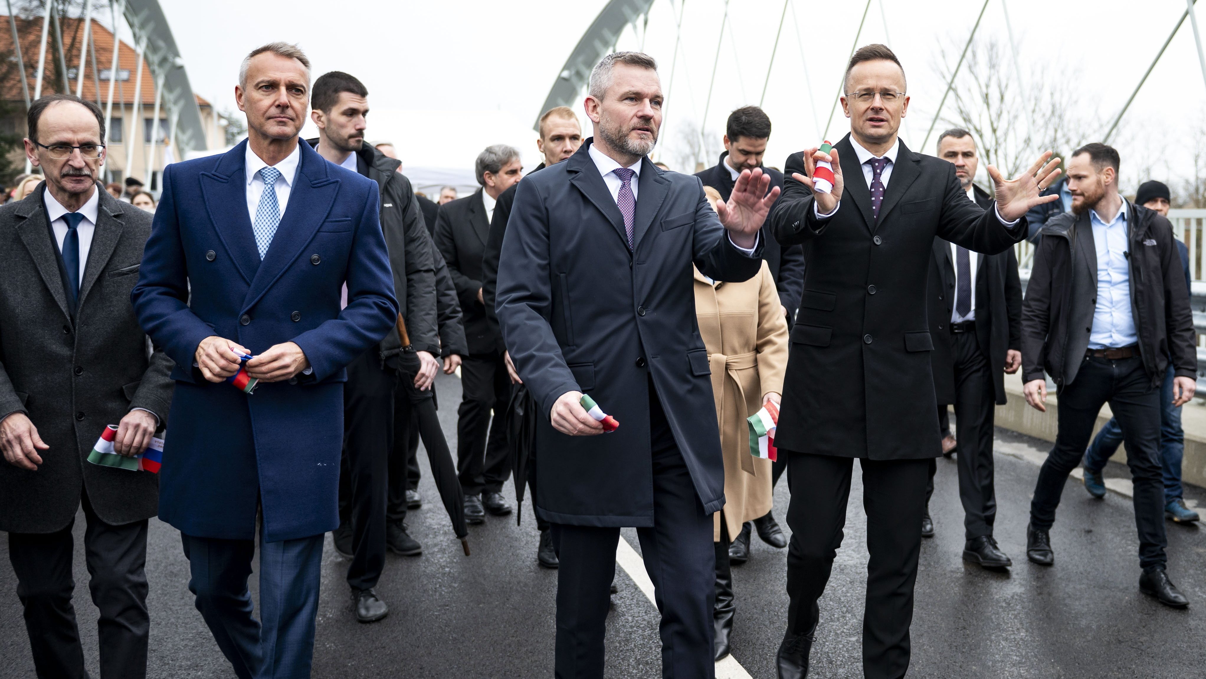 Peter Pellegrini és Szijjártó Péter a Drégelypalánk és Ipolyhídvég közötti Ipoly-híd átadásán 2024. március 11-én.