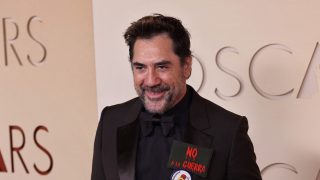 Javier Bardem mosolyog a 2026-os Oscar-gála vörös szőnyegén.