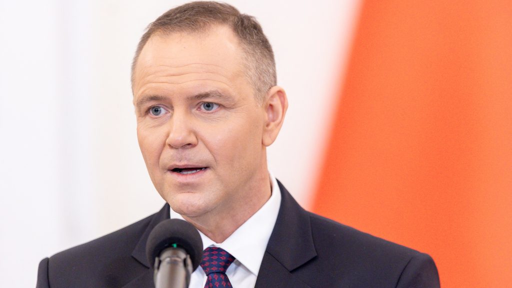 A lengyel elnök megvétózta a 44 milliárd eurós fegyverkezési hitelt, a kormányfő szégyennek nevezte