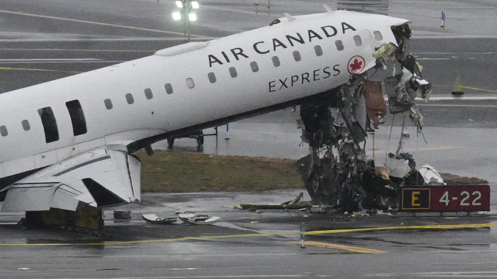 Kiesett a gépből, miután az tűzoltóautóval ütközött, túlélte a balesetet a légiutas-kísérő