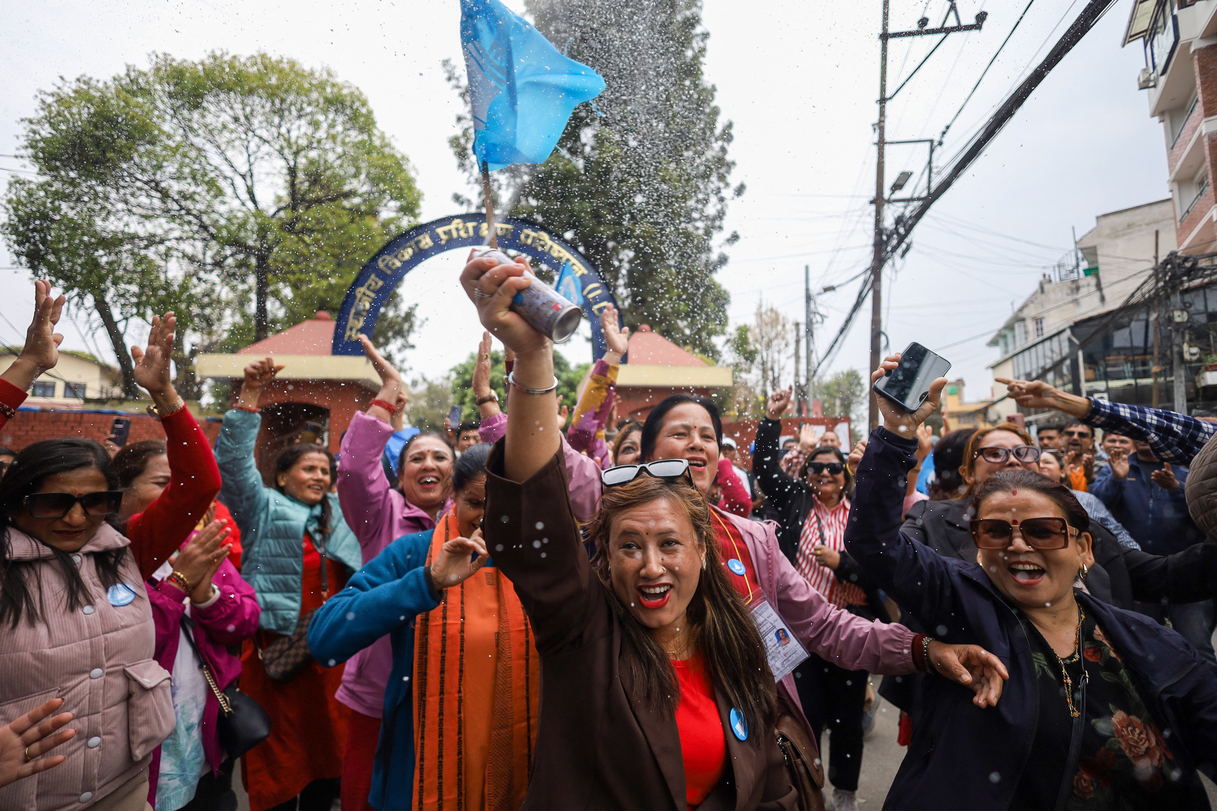 A Rastriya Swatantra Párt támogatói ünneplik győzelmüket a képviselőházban Lalitpurban, Nepálban, 2026. március 7-én.