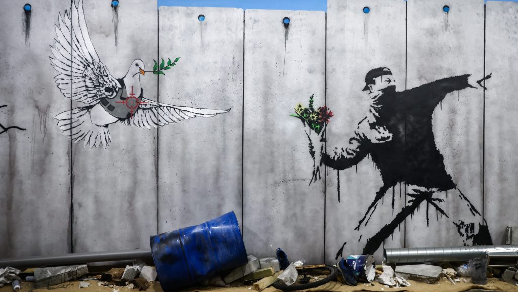 Leleplezték Banksyt, a titokban alkotó utcai graffitiművészt