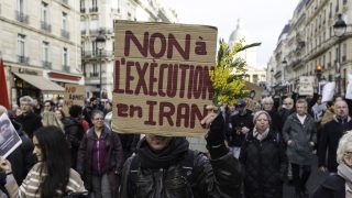 France, Paris, 2026-01-17. Un homme tient une pancarte avec le texte «Non a lexecution en Iran». Alors que les Iraniens sont descendus dans la rue, au peril de leur vie, pour exprimer leur profond desir de se debarrasser de la dictature religieuse et instaurer une republique laique et democratique et quune repression terrible est en cours. Un rassemblement, pour soutenir le courage du peuple iranien a se liberer et choisir son avenir, est organise sur la place du Pantheon. Photographie par Eric Broncard/Hans lucas (Photo by Eric Broncard / Hans Lucas via AFP)