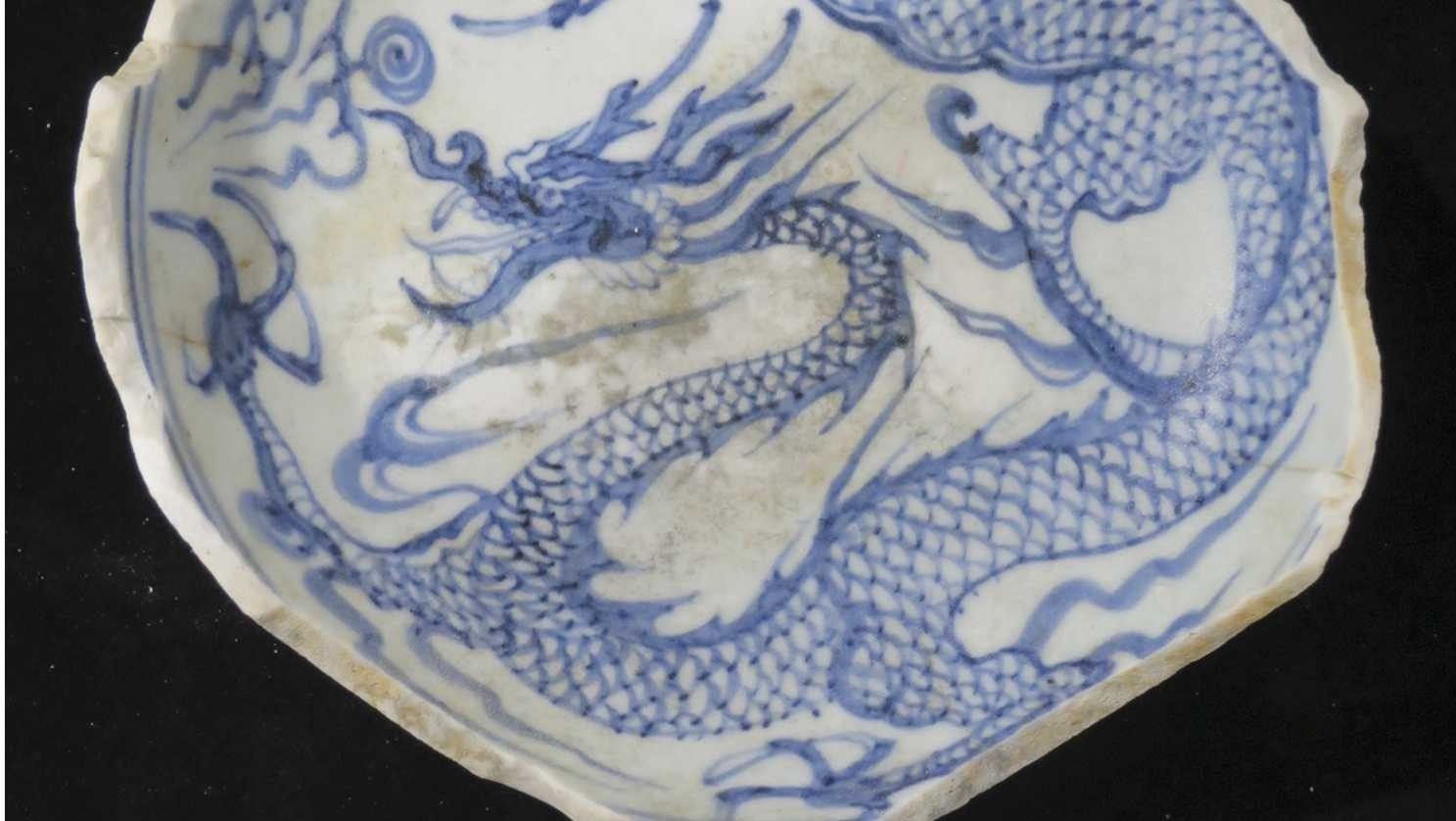 Elsüllyed hajóban talált középkori kínai porcelánok.