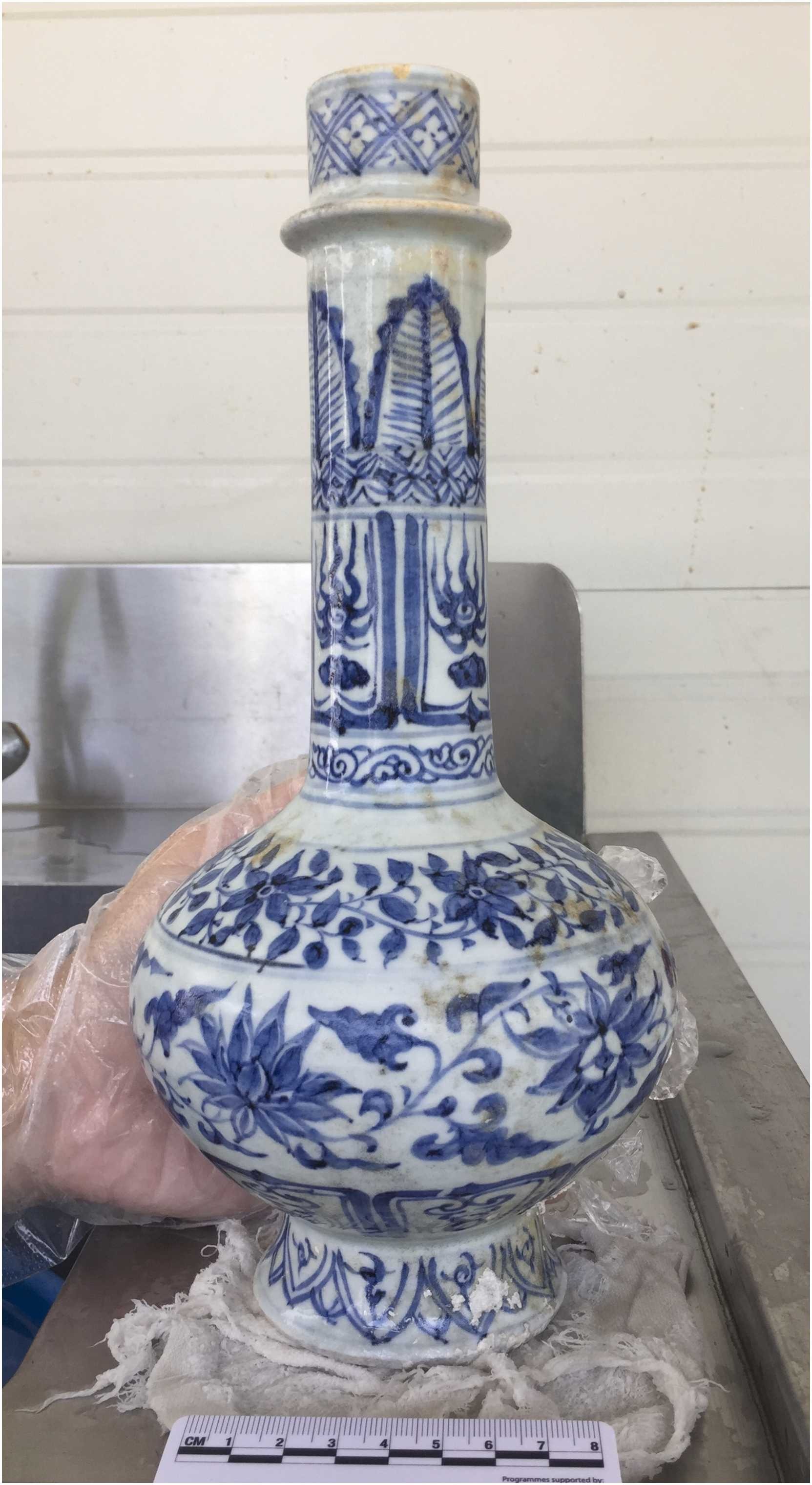 Elsüllyed hajóban talált középkori kínai porcelánok.