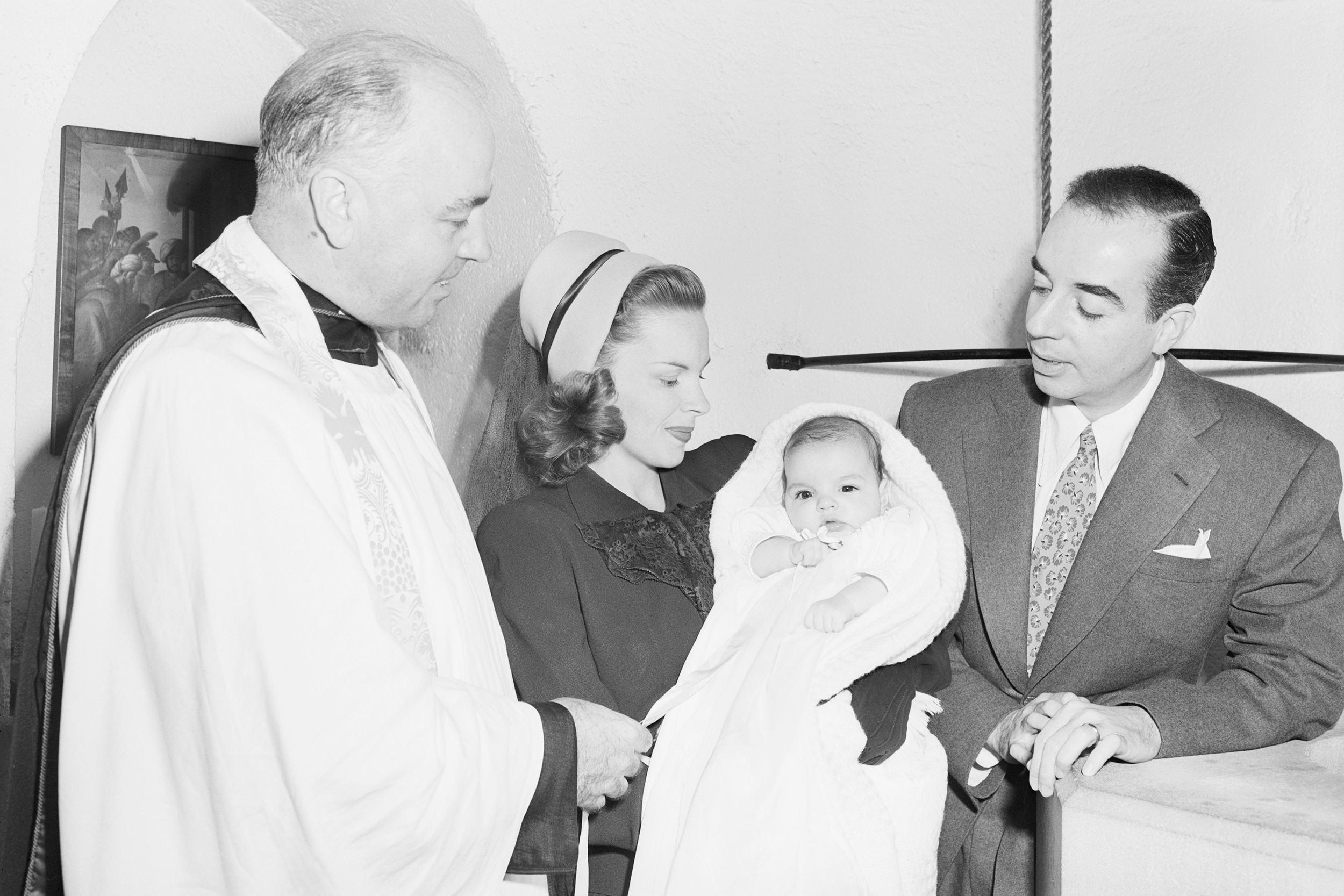 Judy Garland színésznő és Vincente Minelli rendező közös gyermekük, Liza Minnelli keresztelőjén, Beverly Hillsben.