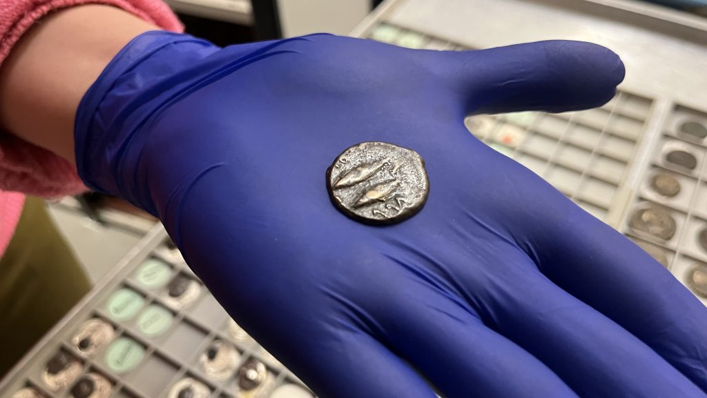 Méltó helyére került a 2000 éves érme, amivel valaki buszjegyet vásárolt