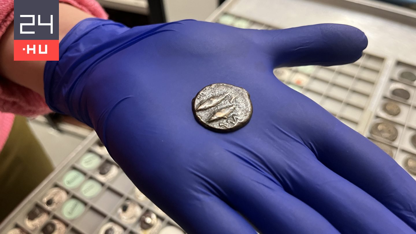Méltó helyére került a 2000 éves érme, amivel valaki buszjegyet vásárolt