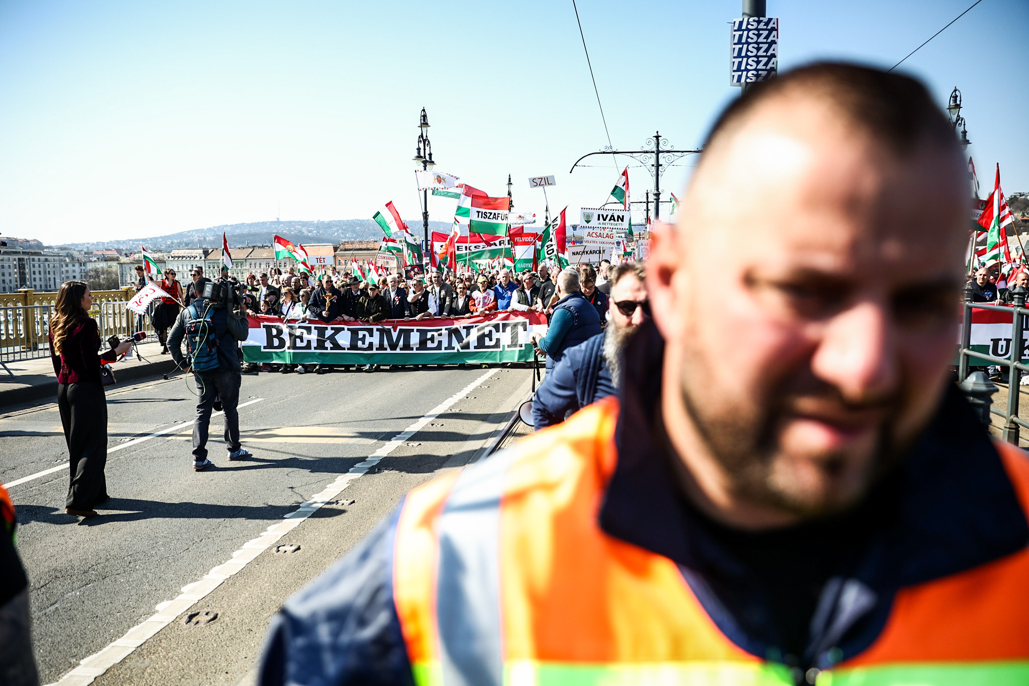 Bayer Zsolt, Győzike és Szentkirályi Alexandra vezetésével elindult a Békemenet – percről percre a március 15-ei események 1