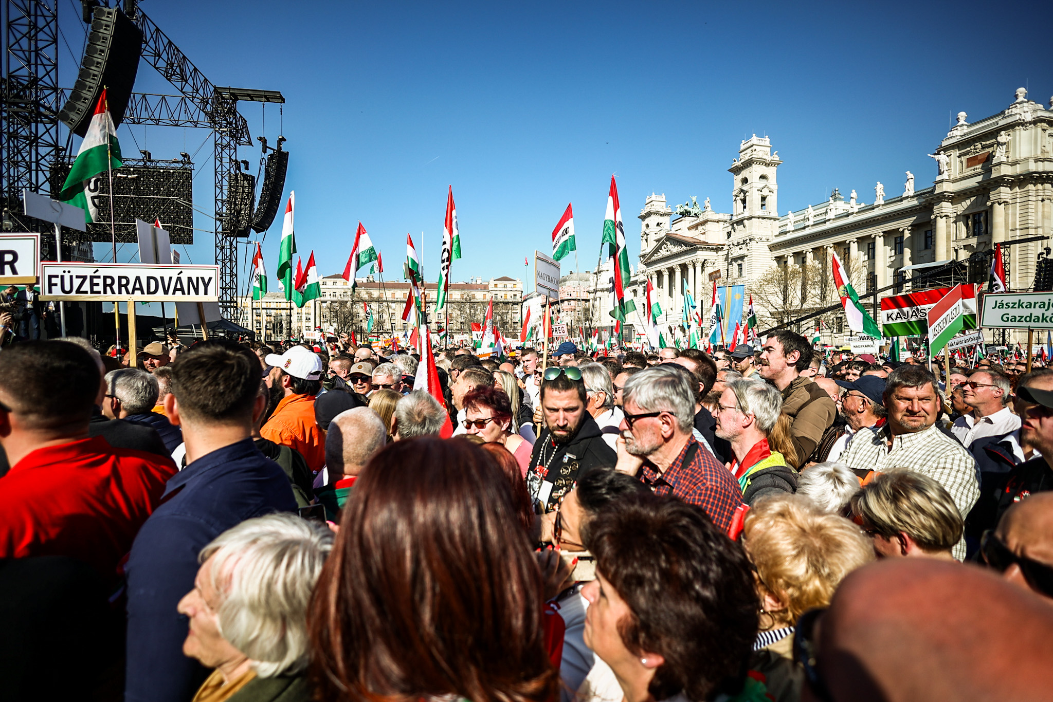 Megtelt a Kossuth tér, Orbán előtt Szijjártó és Lázár beszél, már gyülekeznek a tiszások is – percről percre a március 15-ei események 1
