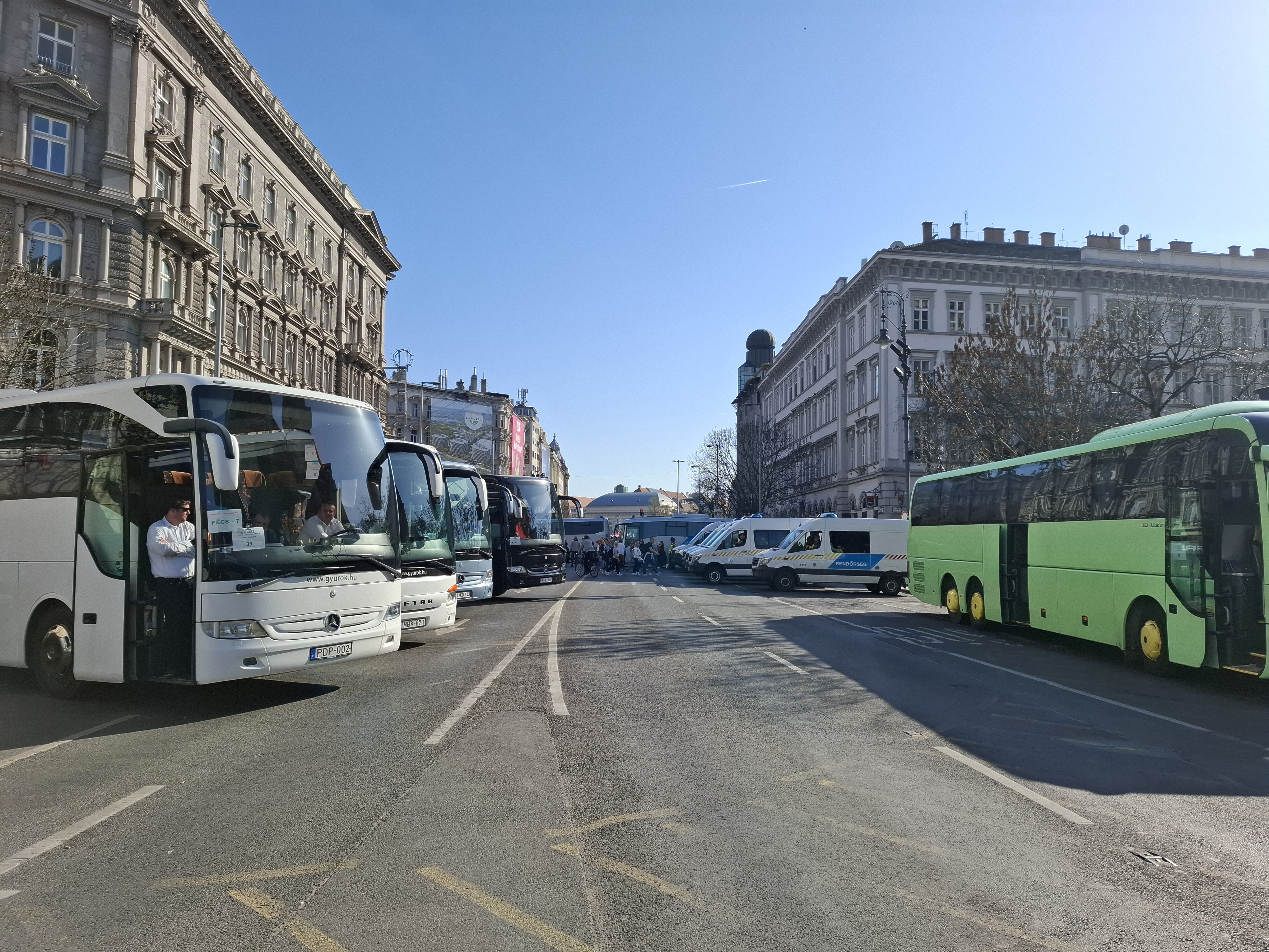 Orbán: Jobban kell nyernünk, mint négy éve, a hárommillió szavazat nem a plafon, hanem a küszöb; elindult a Tisza menete a Deák térről – percről percre a március 15-ei események 1