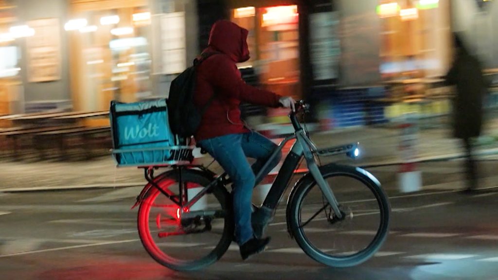 Túlhajszoltság, fekete foglalkoztatás, fenyegetőző munkáltatók – kizsákmányolt ételfutárok Berlinben