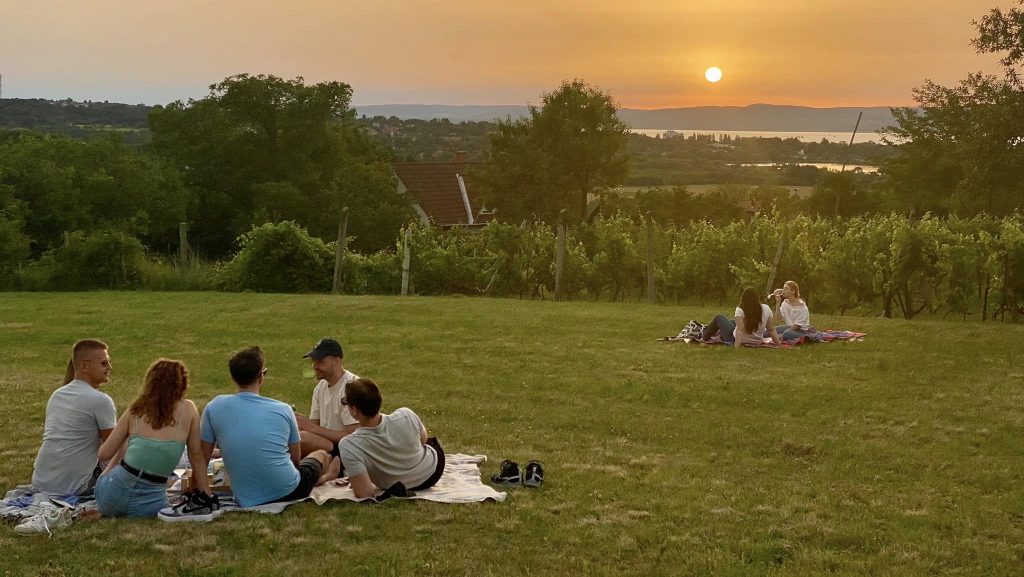 „Ezt mi nem szeretnénk” – Kitiltják a panorámás luxusnyaralókat a Balaton melletti faluból