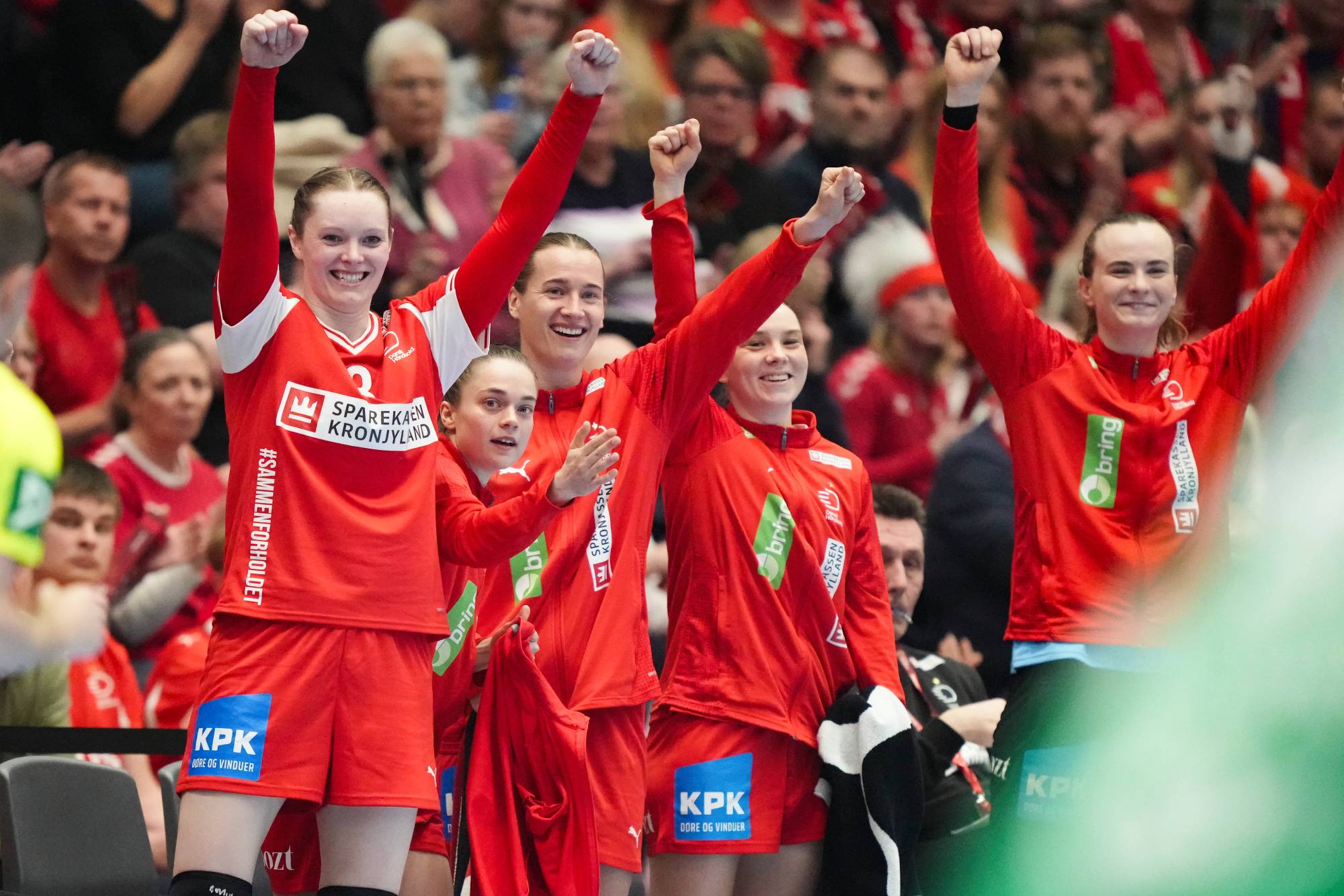 Svendborg, 2026. március 8. Dán játékosok, miután 31-22-re győztek a női kézilabda Eurokupa csoportkörében, a B csoport negyedik fordulójában játszott Dánia-Magyarország mérkőzésen Svendborgban 2026. március 8-án MTI/EPA/Ritzau/Claus Fisker