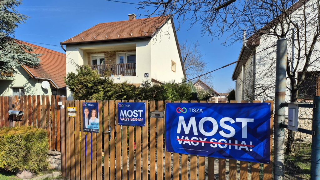 A szakértő szerint „kreatív és bátor” a Tisza szimpatizánsokra építő plakátkampánya