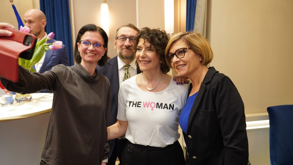 Dobrev Klára The Woman feliratú pólóval üzent Magyar Péternek nőnapon