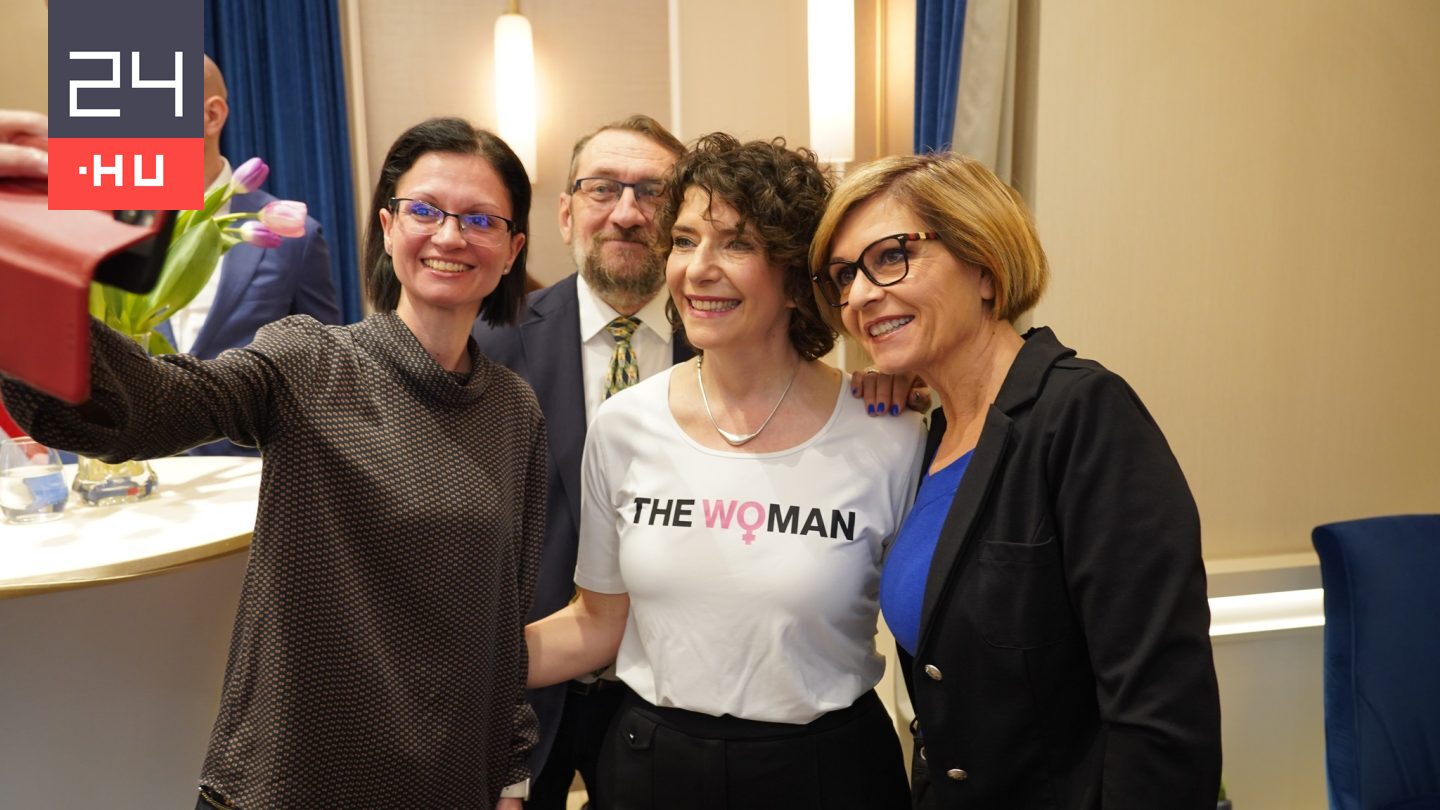 Dobrev Klára The Woman feliratú pólóval üzent Magyar Péternek nőnapon