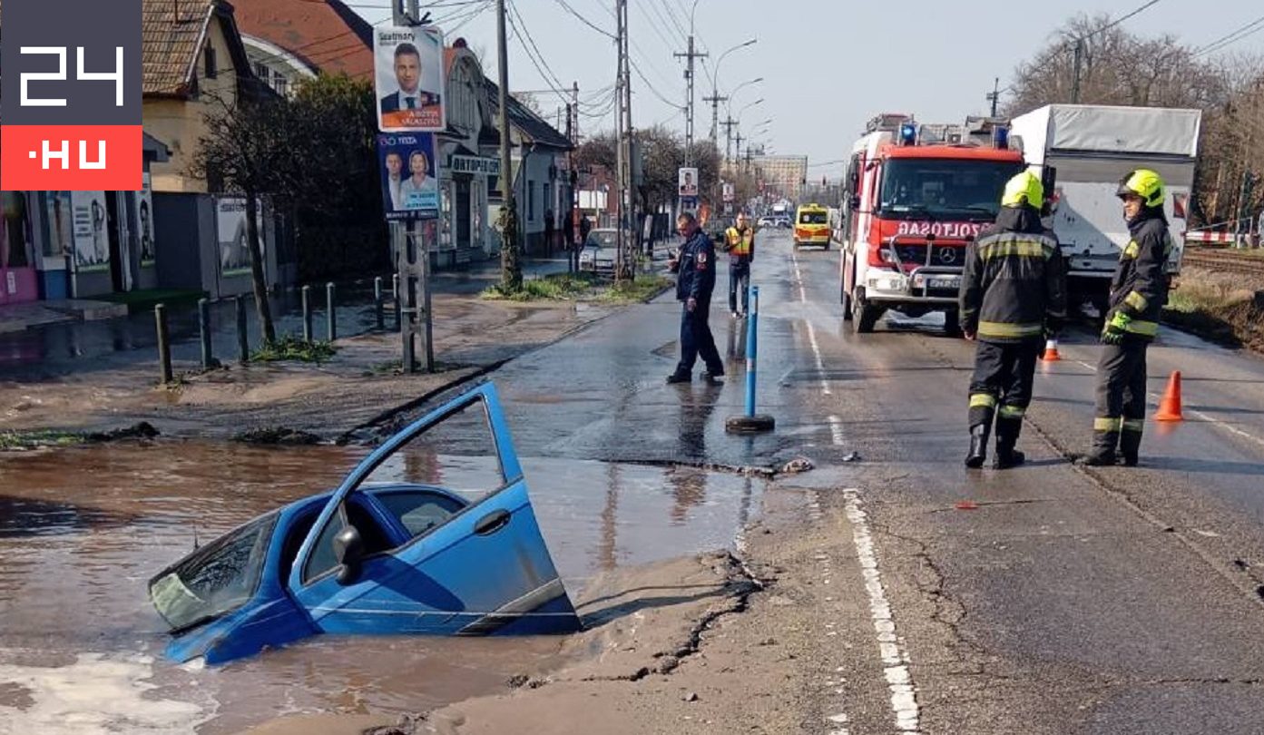 Csőtörés: elnyelt a víz egy autót, amit alatt beszakadt az úttest a budapesti XVI. kerületben