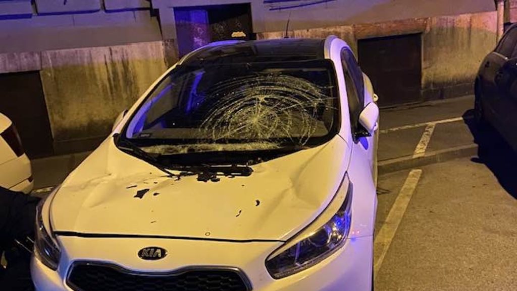 Autóra zuhant, meghalt egy 24 éves férfi, aki kiugrott az ablakból a budapesti Vörösmarty utcában