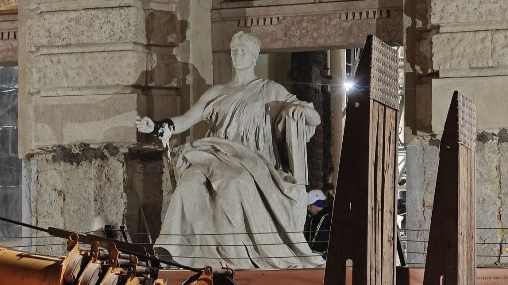 Hét évtized után visszatért eredeti helyére a Kossuth tér Iustitiája