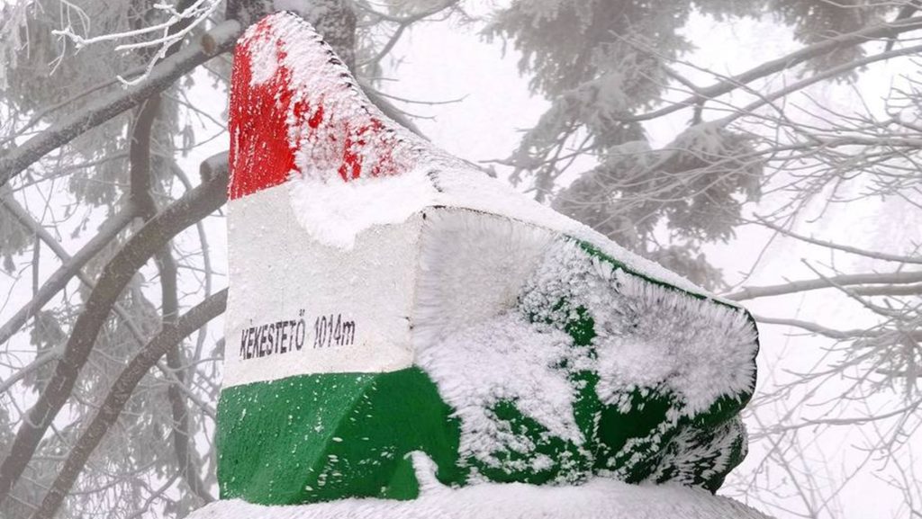 Havazással búcsúzik a március: fehérbe borult a Kékestető