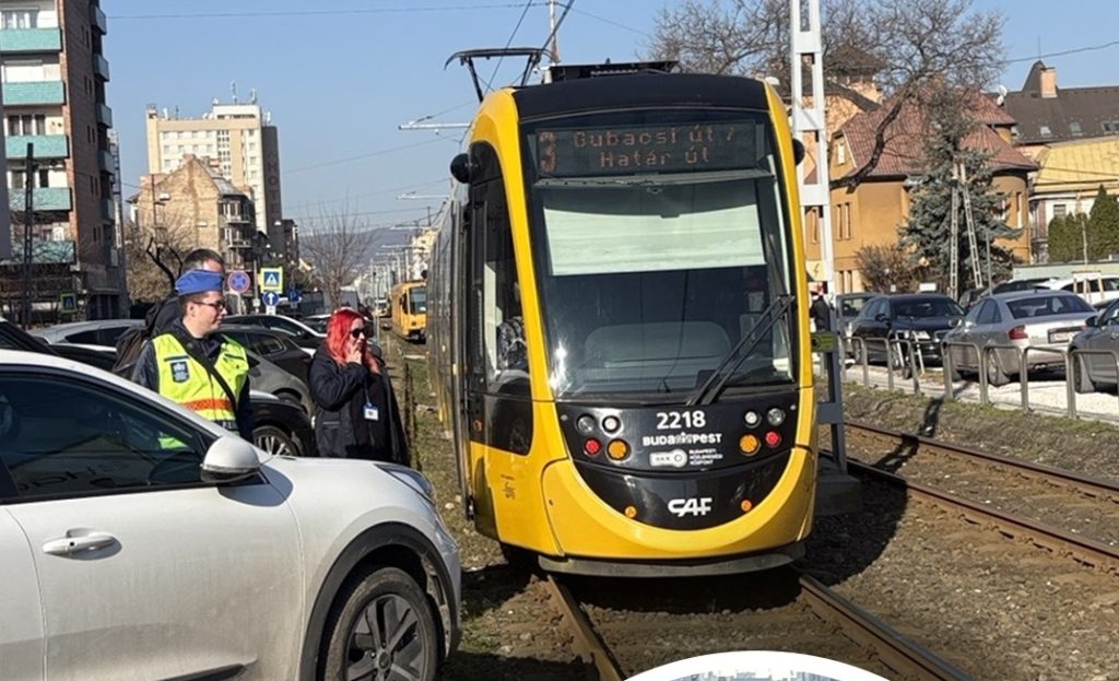 65 ezer forintra büntették az autóst, aki miatt egy órán át állt a villamosforgalom a Nagy Lajos király útján