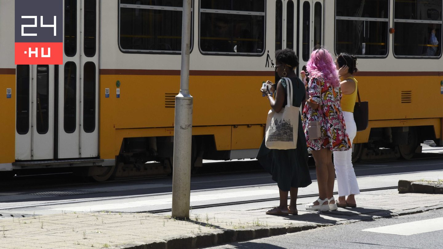 Vitézy Dávid: Véres homokhalmok láthatók Budapest egyik forgalmas szakaszán, 24 órával egy halálos baleset után