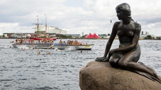 Egy szobor Hans Christian Andersen talán legismertebb meséjének, A kis hableánynak a főszereplőjéről Dánia fővárosában, Koppenhágában.