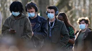 Diákok állnak sorban Angliában a Meningococcus B elleni védőoltásért, amelyet a járvány miatt kínálnak nekik.