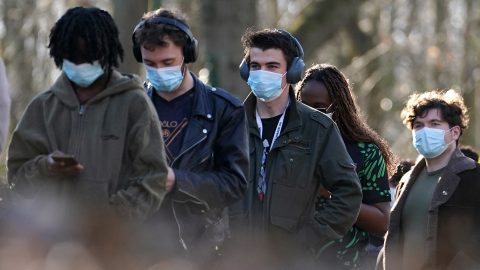 Diákok állnak sorban Angliában a Meningococcus B elleni védőoltásért, amelyet a járvány miatt kínálnak nekik.