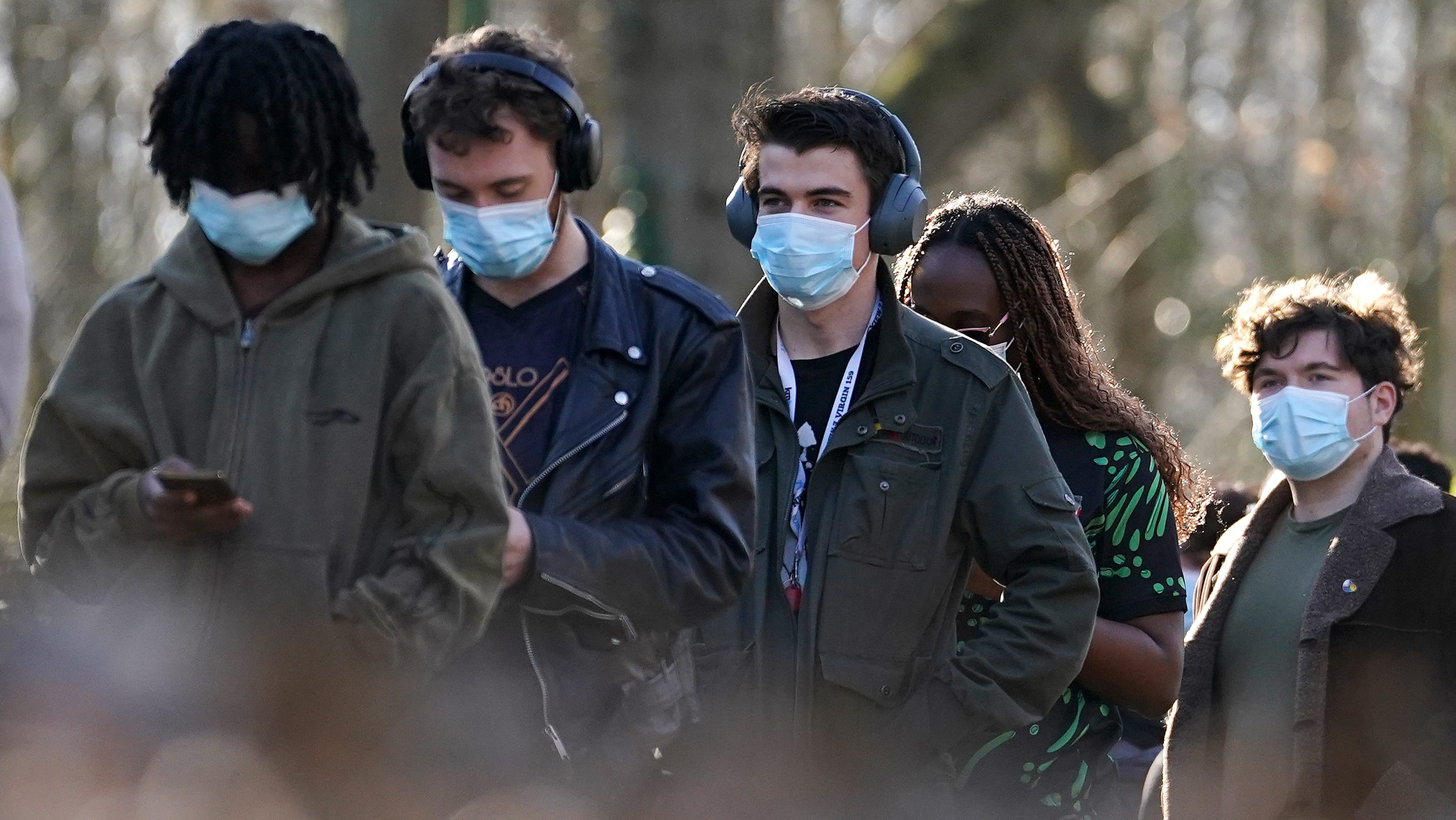 Diákok állnak sorban Angliában a Meningococcus B elleni védőoltásért, amelyet a járvány miatt kínálnak nekik.