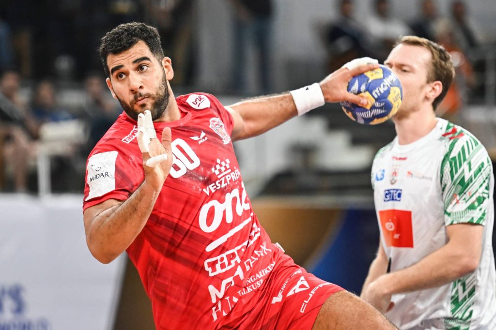 Ahmed Adel, a One Veszprém HC játékosa (b) a férfi kézilabda klubvilágbajnokság elődöntőjének One Veszprém HC-SC Magdeburg mérkőzésén az egyiptomi Új Közigazgatási Fővárosban 2025. szeptember 30-án.